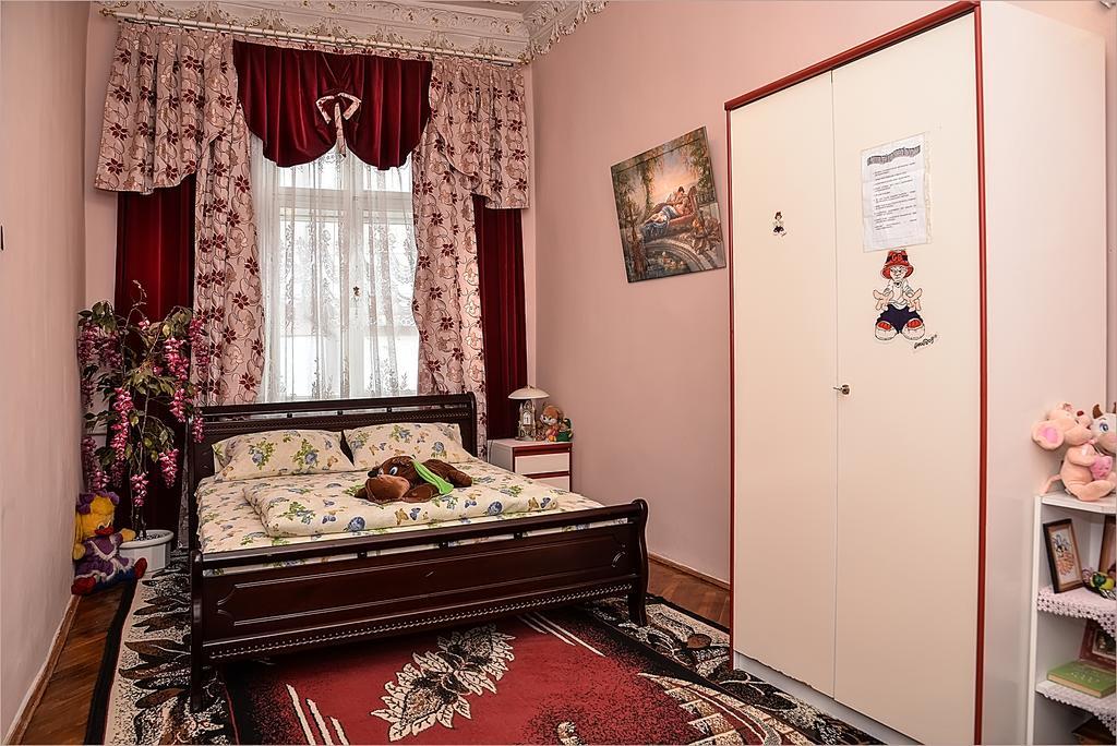 Vip-Apartments Angel Palas Tsjernivsi Buitenkant foto